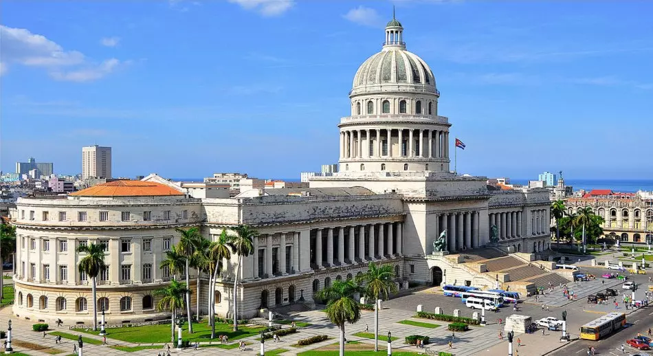 Descubre los encantos de visitar Cuba: Un destino único y lleno de historia